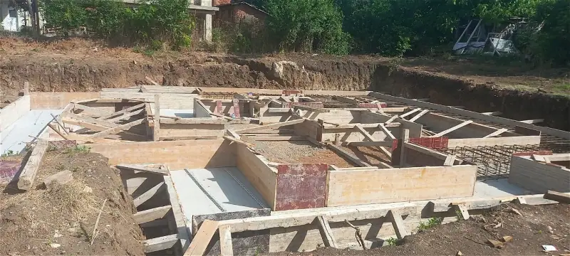 Жилищна сграда с изгребна яма